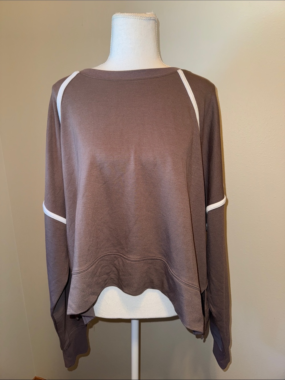 NEW Women’s Jessica Simpson Mauve Sweatshirt with White Trim - Large